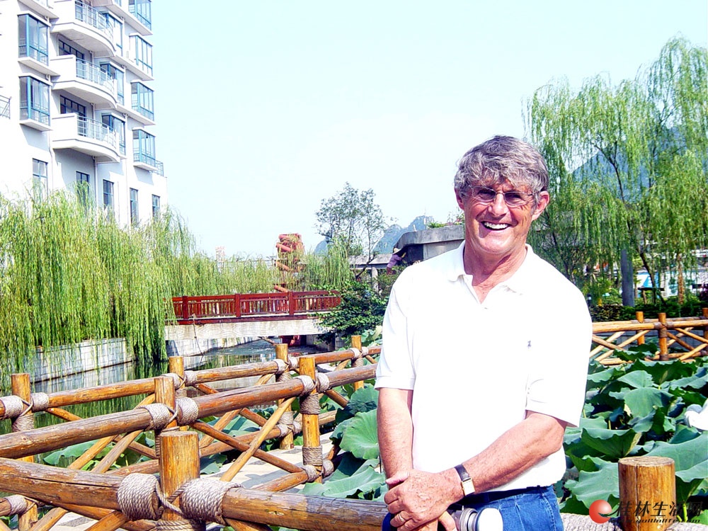 米卢陶醉在金水湾里