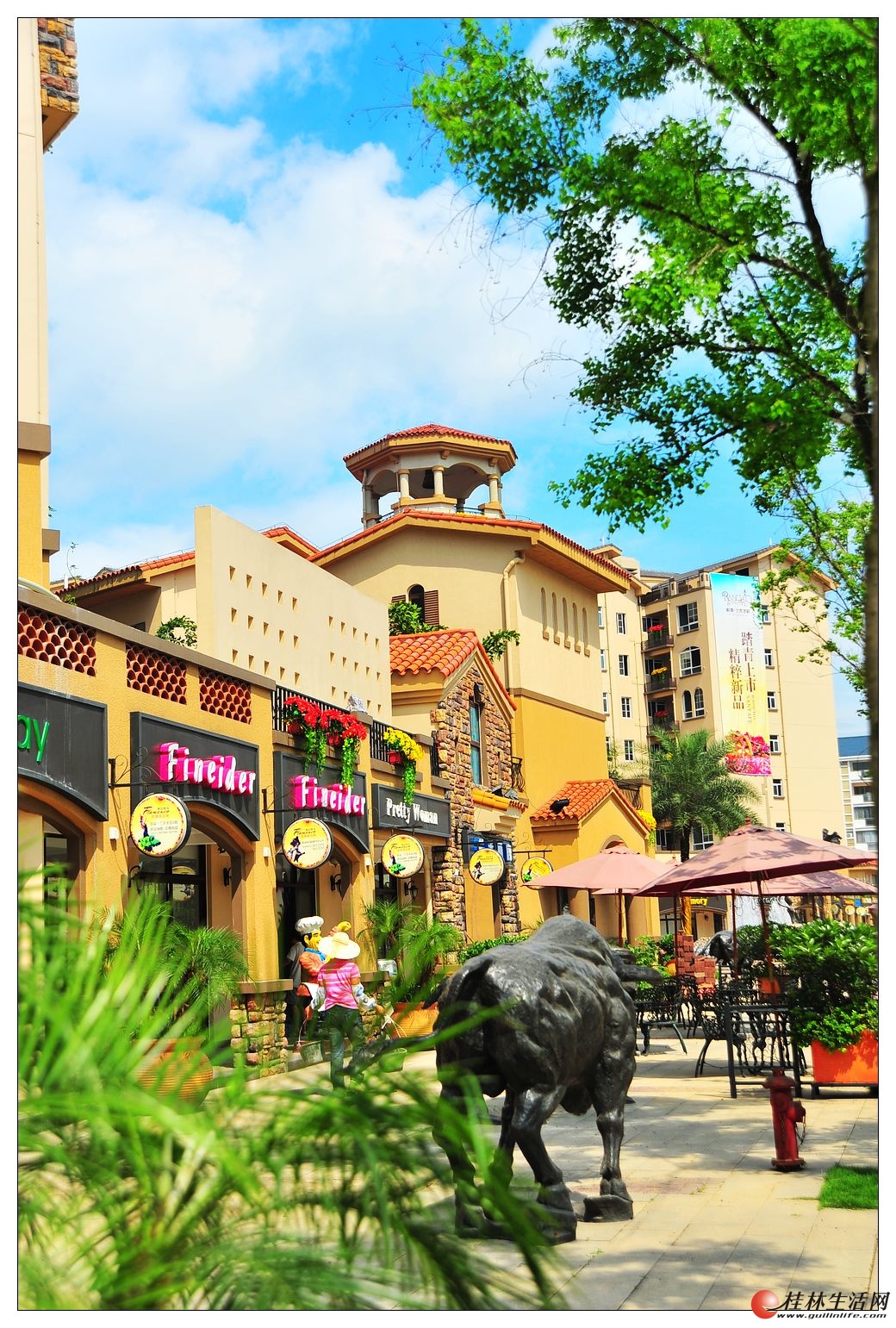 蓝天白天下的风情小镇