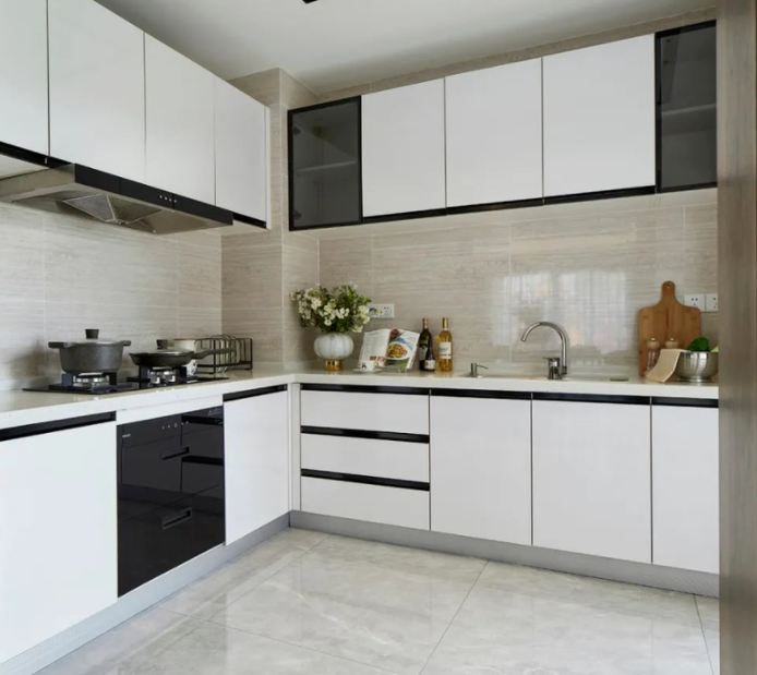 典雅的工笔勾画出雄伟的高山流水，古筝净音纷纷而下；琴瑟和鸣、志趣相投的美好情感，勾勒主卧一方静谧悠然。儿童房的设计不拘泥于传统的中式风格，而是采用了扁平化的卡通元素，为孩子造一片创意生动的造梦空间