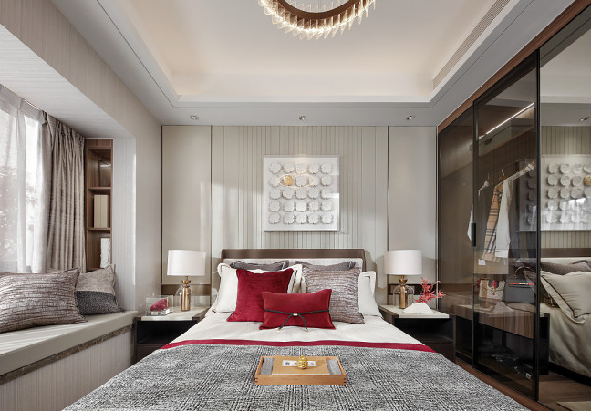 中西方的人居生活态度与风格演变让整个城市的民居风格多种多样。当地人骨子里的传统中式潮汕文化与现代时尚互相占据与拉扯