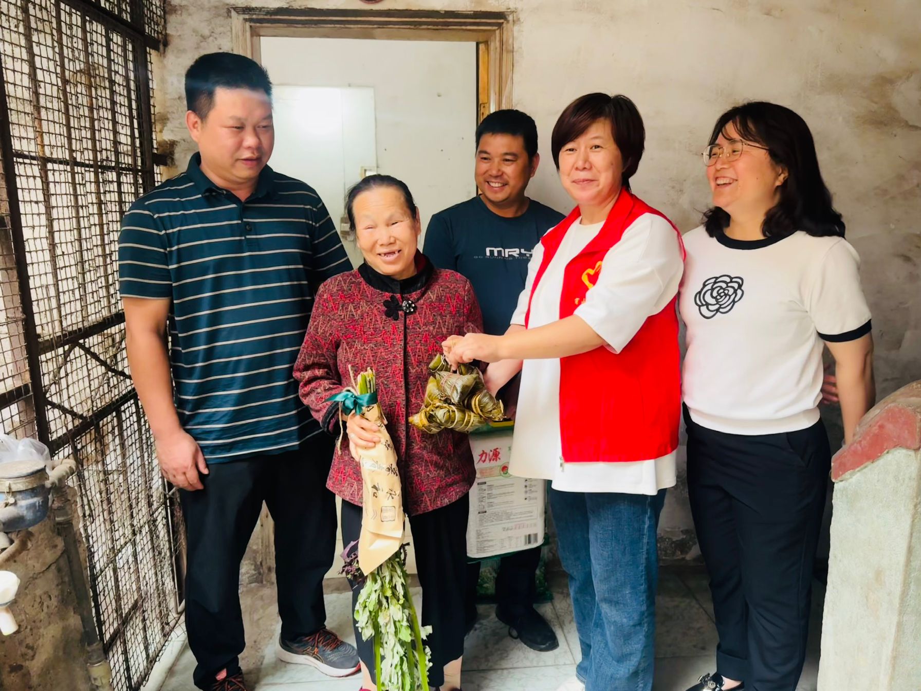 桂林市七星区：居民开开心心过端午